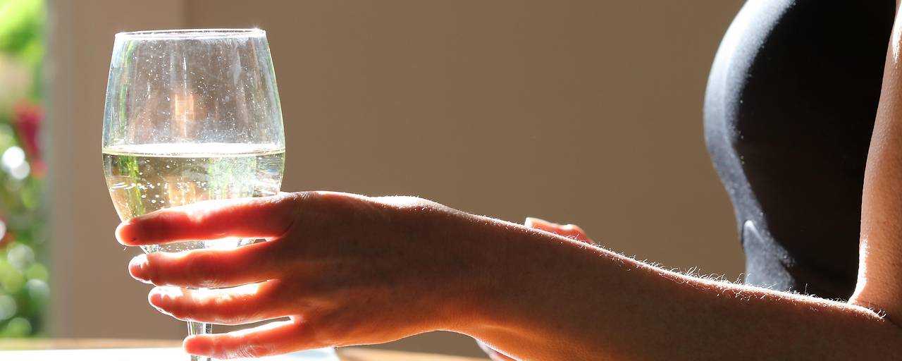 Warum ein wenig Alkohol den Stress im Gehirn reduziert und das Herz schützen kann